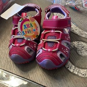 Brand new closed toe sandal!